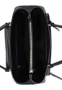 Czarna skórzana torebka o strukturalnym wzornictwie. Wnętrze zawiera dwie przegródki, jedną kieszeń na zamek i gładką teksturę.