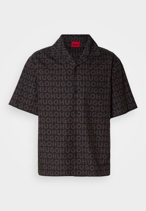 Short-sleeve shirt in dark fabric with a repeated "HUGO" pattern, collared, featuring black buttons and a red brand label inside the neck.