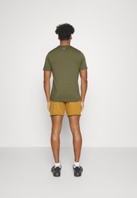 adidas Sportswear ESSENTIALS SINGLE LINEAR EMBROIDERED - Apdrukāts T-krekls - olive strata