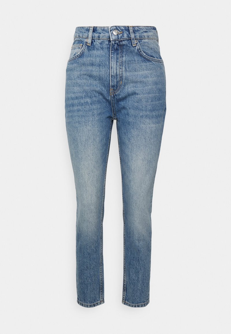 Jean en denim bleu clair avec une taille haute, une coupe droite, un léger effet délavé et un design classique à cinq poches. Fermeture par bouton métal.
