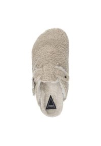 Beige pantoffel met een pluizige, gestructureerde bovenkant, verstelbare band en zachte voering. Voorzien van een driehoekig logo op een zwarte achtergrond.