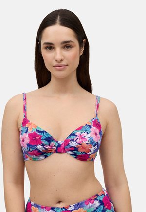 Top de bikini floral con diseño de frente retorcido, tirantes ajustables y vibrantes patrones tropicales en rosa y azul sobre una tela texturizada.