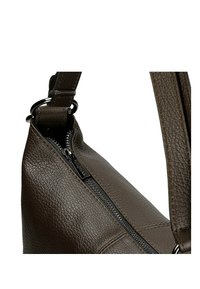 Hnědá kožená kabelka s texturovaným povrchem, vybavená zipovým uzavíráním, nastavitelným popruhem a kovovými akcenty.