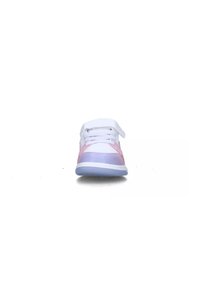 Sneaker bianca con dettagli rosa e lavanda, caratterizzata da una superficie testurizzata, chiusura con lacci e velcro, e suola in gomma blu chiaro.