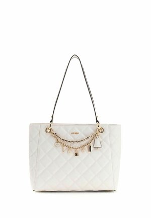 Sac à main matelassé blanc avec chaîne dorée, détails de breloques, et une seule sangle noire pour porter à l'épaule.