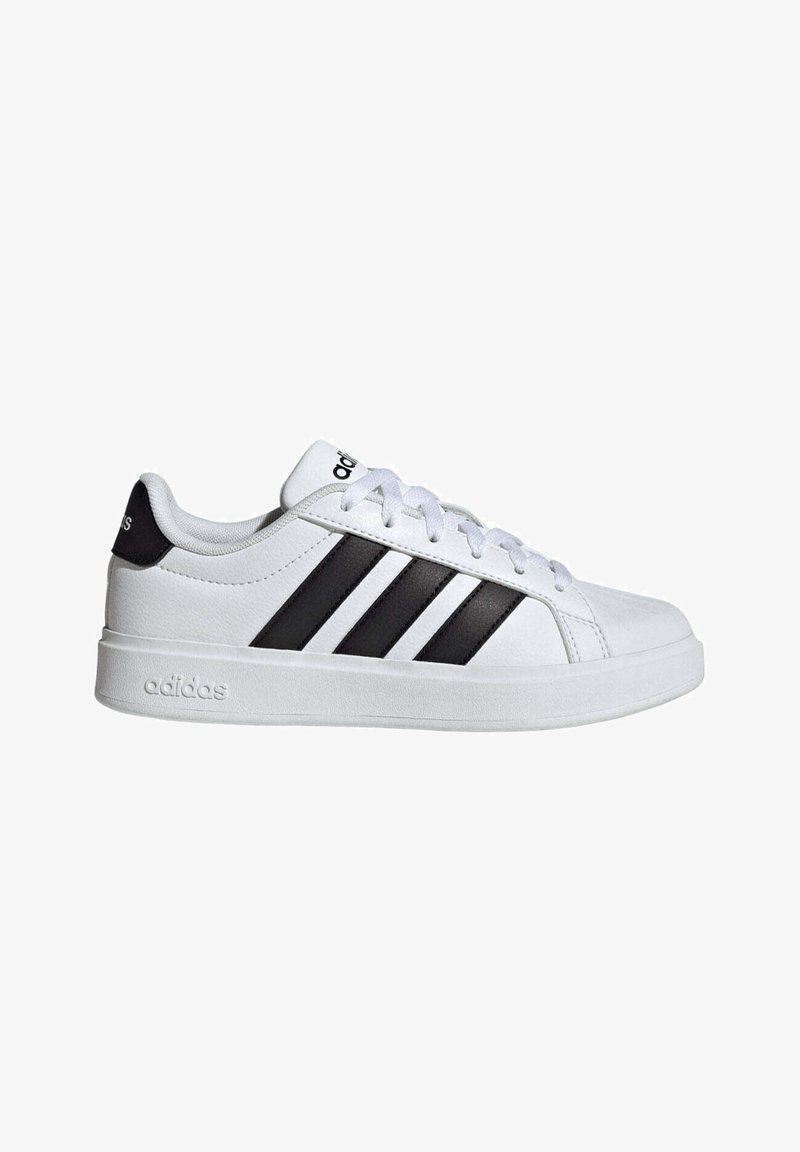Baskets Adidas blanches à rayures noires, design à lacets, avec une semelle blanche, vues de côté sur un fond blanc uni.