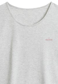 Jasnoszara koszulka z okrągłym dekoltem, wykonana z miękkiego materiału, z małym różowym logo "ATLANTIC" z przodu.