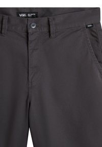 Dunkelgraue Chino-Hosen aus einem Baumwollmischgewebe, mit einem Knopfverschluss, Gürtelschlaufen und einem dezenten Logo-Tag. Schlichte Textur.