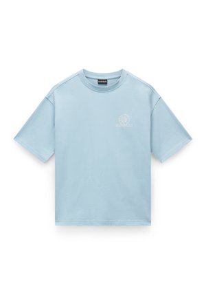 Ljusblå kortärmad T-shirt i mjuk bomull. Har en rund hals och en liten grafisk logga på vänster bröst. Klassisk passform.