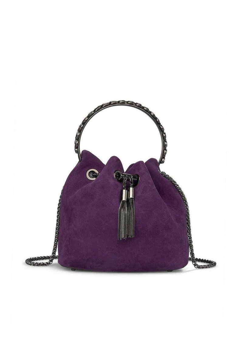 Bolso de cubo de ante púrpura con parte superior ajustada, herrajes en tono plata, asa de cadena y acentos de borlas. Diseño compacto y texturizado.