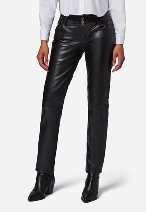 Zwarte leren broek met een aansluitend ontwerp, hoge taille en drie decoratieve knoopjes aan de voorkant. Glad textuur en een professionele pasvorm, gecombineerd met haklaarzen.