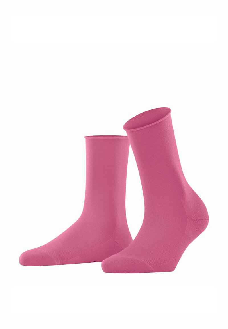 Chaussettes de cheville roses en matériau lisse et extensible, avec un bord côtelé et un orteil renforcé, présentant un design sans couture.