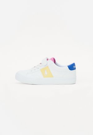 Baskets basses blanches avec panneau latéral jaune, doublure de languette rose, languette de talon bleue, et logo brodé de cheval blanc sur le côté.