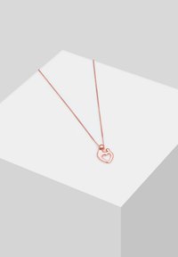Een ketting van roségoud met een hartvormige hanger met een uitgestanst hartmotief. De ketting is fijn en delicaat, waardoor de details van de hanger mooi uitkomen.