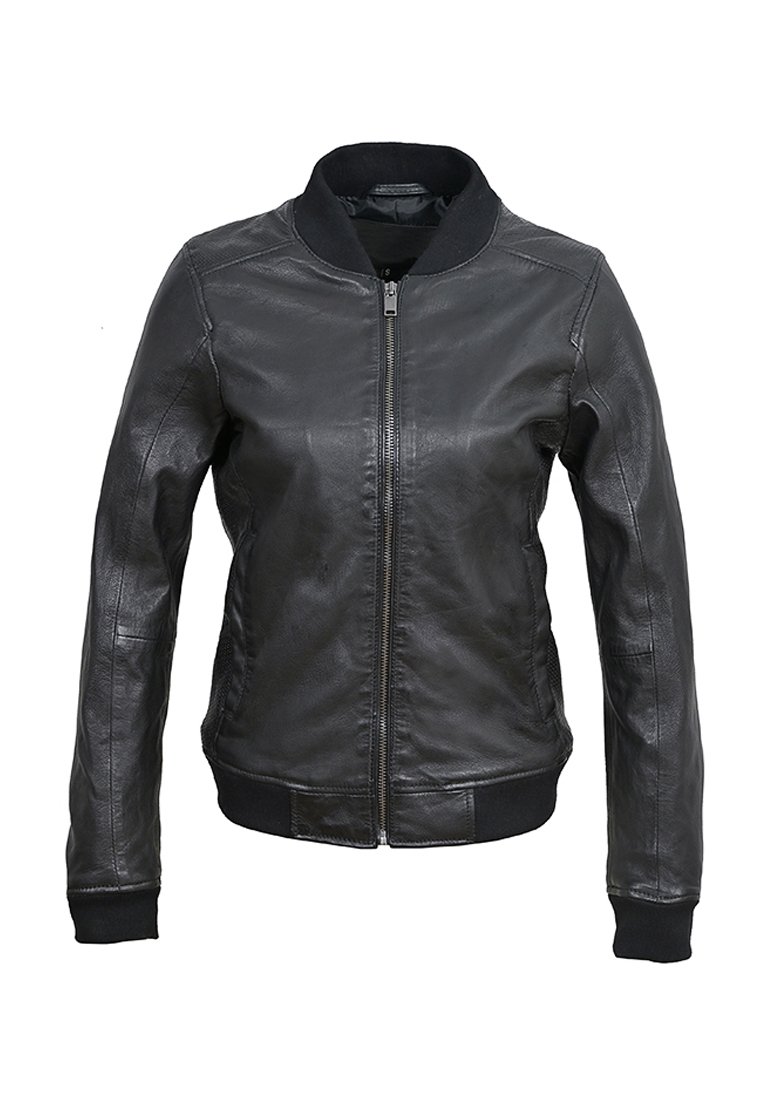 Zwarte leren bomberjack met een ritssluiting aan de voorkant, geribbelde kraag en manchetten. Soepele textuur, aansluitend ontwerp en geen zichtbare patronen of accenten.