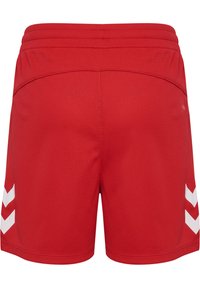 Pantalones cortos deportivos rojos hechos de tela de malla, con una superficie texturizada y acentos en forma de chevron blancos a los lados. Cintura elástica para mayor comodidad.