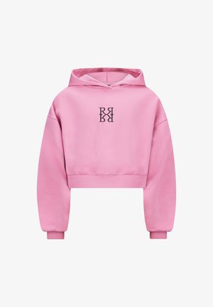 Geknipte roze hoodie van zachte stof, met een zwart logo op de borst en aansluitende manchetten. De stof is glad, met een capuchon en een comfortabele pasvorm.