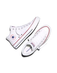 Valge taustaga paar valgeid kõrge säärega Converse All Star tossusid, millel on punased ja sinised triibud ning paelad.