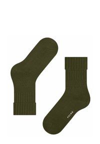 Dwie oliwkowe skarpetki wyeksponowane, jedna w pionie, a druga odwrócona, z prążkowanym mankietem i nazwą marki "FALKE" na białym tle.