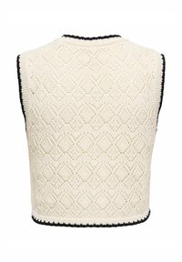 Pleteni bezrukavni top u krem boji s dijamantnim uzorkom, s crnim rubom oko neckline-a i donjeg ruba. Strukturalan i prilagođen dizajn.