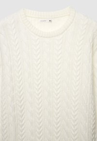 Sweter w kolorze off-white z splotem warkocza, z ribbowanym okrągłym dekoltem. Posiada teksturowane wzory oraz metkę z rozmiarem XL. Miękka tkanina.