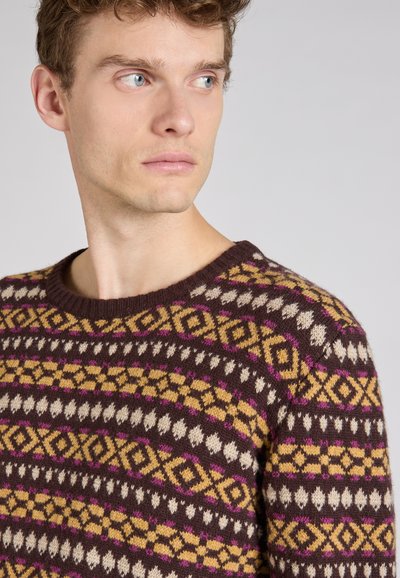 Strickpullover mit Rundhalsausschnitt, der ein geometrisches Muster in Braun-, Gelb- und Lilatönen aufweist. Hergestellt aus einem weichen Stoff mit strukturierter Oberfläche.