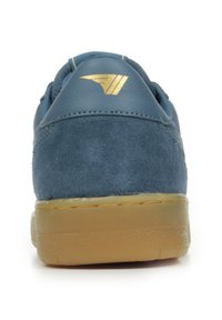 Sneaker blu in suede con un contrafforte in pelle liscia, suola in gomma e logo dorato sul retro. Presenta un design arrotondato e low-top.