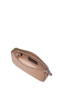 Borsa a tracolla sintetica beige con chiusura a zip, caratterizzata da una superficie liscia e da una piccola tasca interna. Etichetta con logo visibile all'interno.