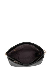 Borsa a mano in pelle nera con chiusura a zip, dotata di una texture liscia, hardware in tonalità oro e un ampio interno foderato con tasche.