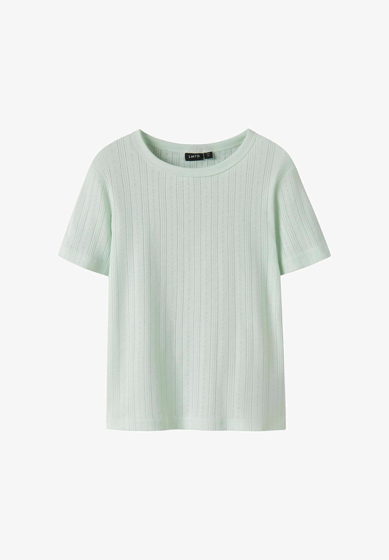 Licht mintgroen shirt met korte mouwen, gemaakt van textuurstof. Heeft verticale strepen met subtiele patronen en een ronde halslijn.