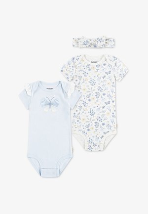 Body bleu clair avec broderie de papillon, bordure en dentelle aux épaules ; body blanc à motifs floraux avec accents bleus ; bandeau assorti.