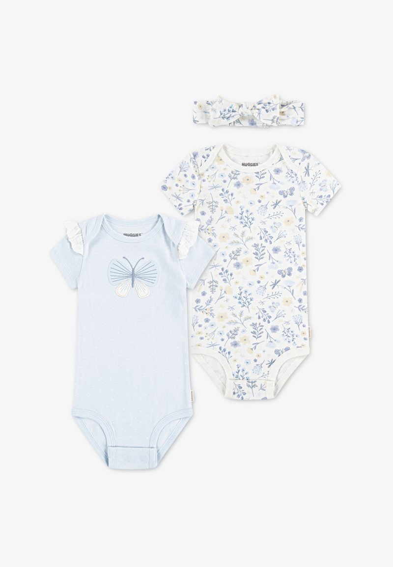 Φωτεινό γαλάζιο κορμάκι με κέντημα πεταλούδας και δαντελένια διακόσμηση στους ώμους· λευκό κορμάκι με floral σχέδιο και μπλε λεπτομέρειες· ταιριαστή κορδέλα για το κεφάλι.