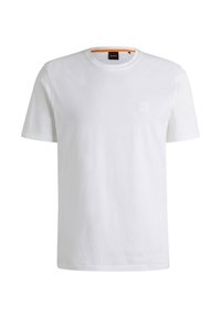 T-shirt bianco in cotone con collo rotondo, maniche corte e una piccola etichetta logo in rilievo sul petto sinistro. Texture liscia, design casual.