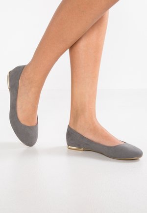 Szare zamszowe baleriny z zaokrąglonym noskiem, niskim obcasem i złotym akcentem z tyłu, o gładkiej fakturze.