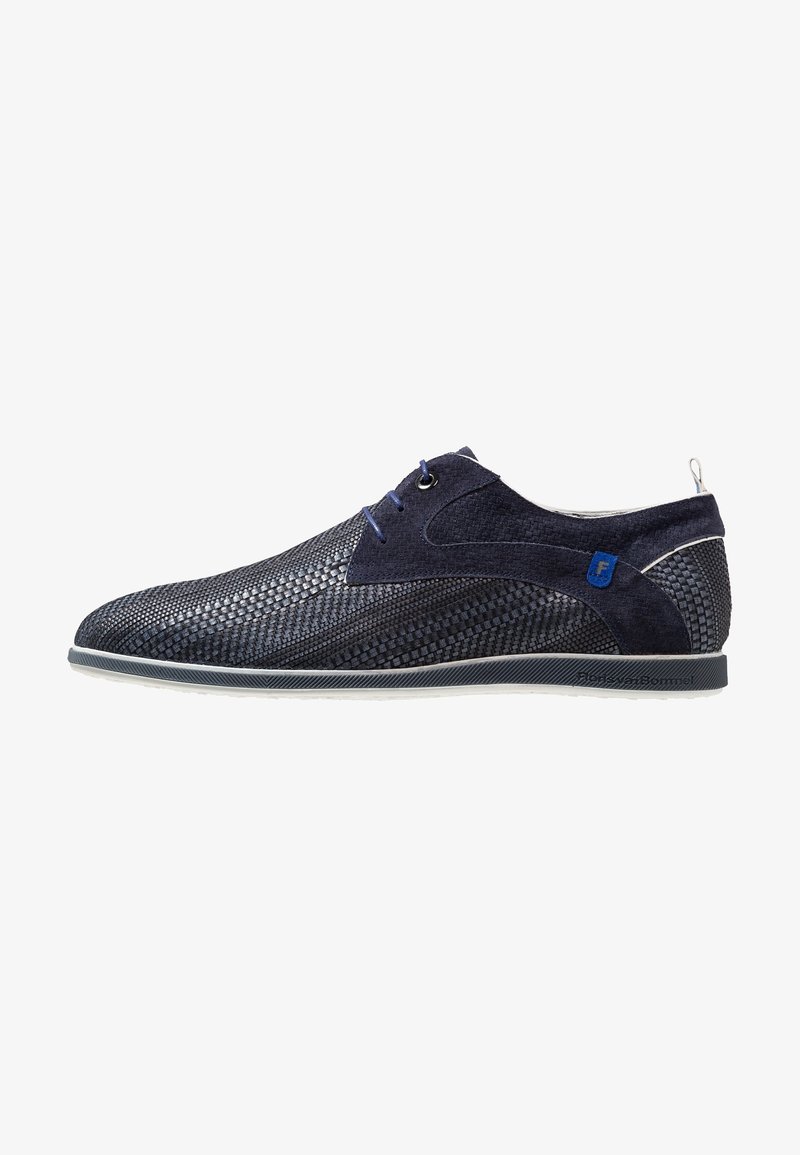 Chaussure à lacets pour homme en cuir tissé bleu marine et suède, avec semelle blanche et étiquette logo bleue sur le côté.