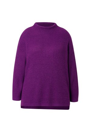 Lila gestrickter Pullover mit gerippter Textur, hohem Hals und langen Ärmeln; bietet eine lockere Passform und einen Saum, der hinten leicht verlängert ist.