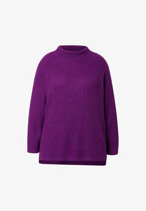 Suéter de punto morado con textura acanalada, cuello alto y mangas largas; presenta un corte relajado y un dobladillo que se extiende ligeramente en la parte posterior.