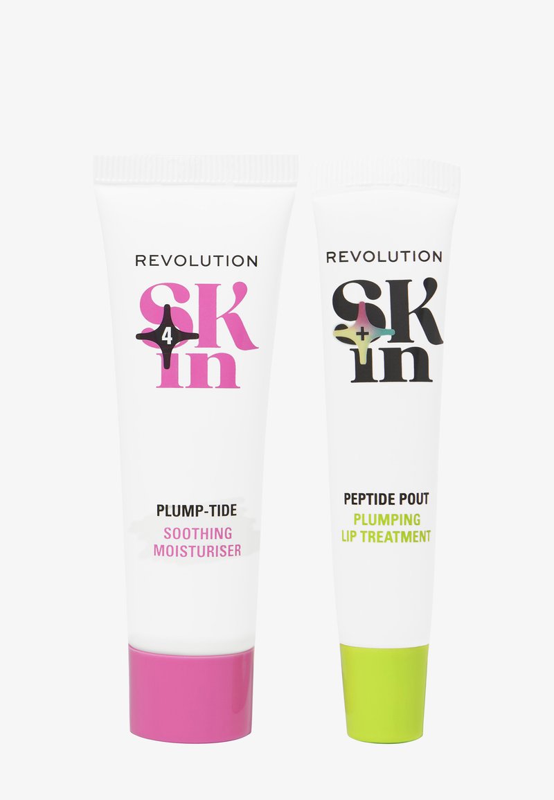 Dwa białe tubki kosmetyków do pielęgnacji skóry z kolorowymi akcentami: jedna z różowym podłożem oznaczona jako "Plump-Tide Soothing Moisturiser", a druga z zielonym podłożem oznaczona jako "Peptide Pout Plumping Lip Treatment."