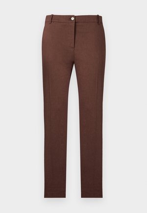 Pantalon de costume marron coupe slim avec fermeture à bouton et zipper, passants pour ceinture, et plis repassés sur fond blanc.