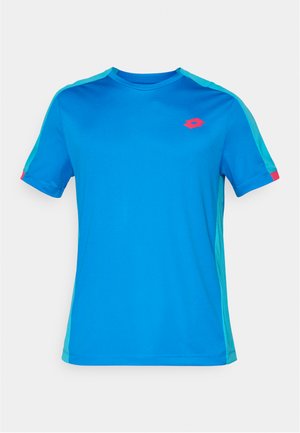 Blaues sportliches T-Shirt mit kurzen Ärmeln, helltürkisen Seitenpaneelen und Schulterstreifen, mit einem kleinen roten Logo auf der linken Brust.