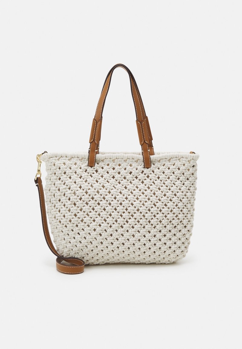 Borsa intrecciata color crema con due manici in pelle marrone e una tracolla regolabile; presenta un design a rete testurizzato.