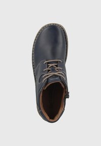 Bottine en cuir navy avec intérieur marron, bout rond, lacets beiges, couture visible et détail de zip sur le côté pour un enfilage facile.