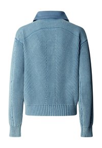 Svetlomodri pleteni pulover z ribanim teksturo, dolgimi rokavi in temnejšim modrim ovratnikom, prikazan od zadaj na belem ozadju.