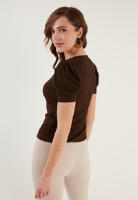 LELA SLIM FIT - Palaidinė - brown