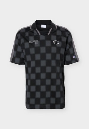 Zwart-grijs geruit sportshirt met korte mouwen, met Champion F.C. tekst en Champion-logo's op de borst en linker mouw.