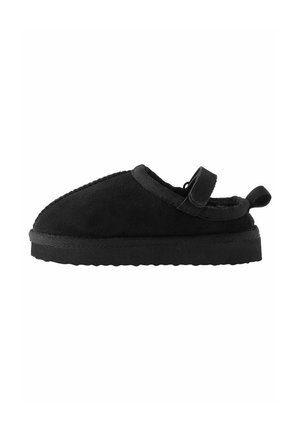 Schwarzer Wildleder-Pantoffel mit einem elastischen Riemen, abgerundeter Spitze, strukturiertem Fußbett und gepolstertem Innenbereich für mehr Komfort. Flaches, rückenloses Design.