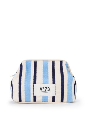 Borsello da viaggio con strisce verticali blu navy, azzurro chiaro e bianco ed etichetta con la scritta "V° 73 VENEZIA" davanti, chiusura con cerniera in alto.