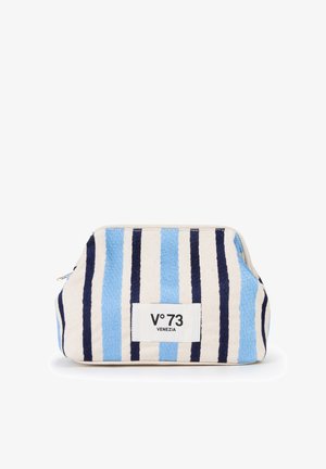 Borsello da viaggio con strisce verticali blu navy, azzurro chiaro e bianco ed etichetta con la scritta "V° 73 VENEZIA" davanti, chiusura con cerniera in alto.