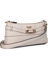 Borsa a tracolla in pelle color beige chiaro con chiusura a zip, accento in catena dorata e tracolla regolabile. Design compatto e slanciato.