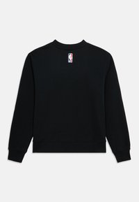 Sudadera negra hecha de tela suave, con cuello redondo, mangas largas y un pequeño parche con el logo de la NBA en la parte posterior cerca del cuello.